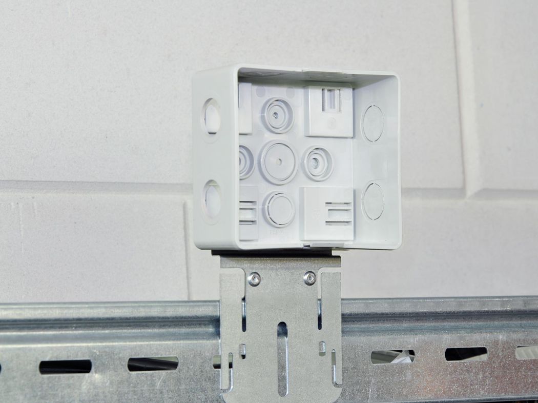 Mounting with a centrally fixed mounting plate